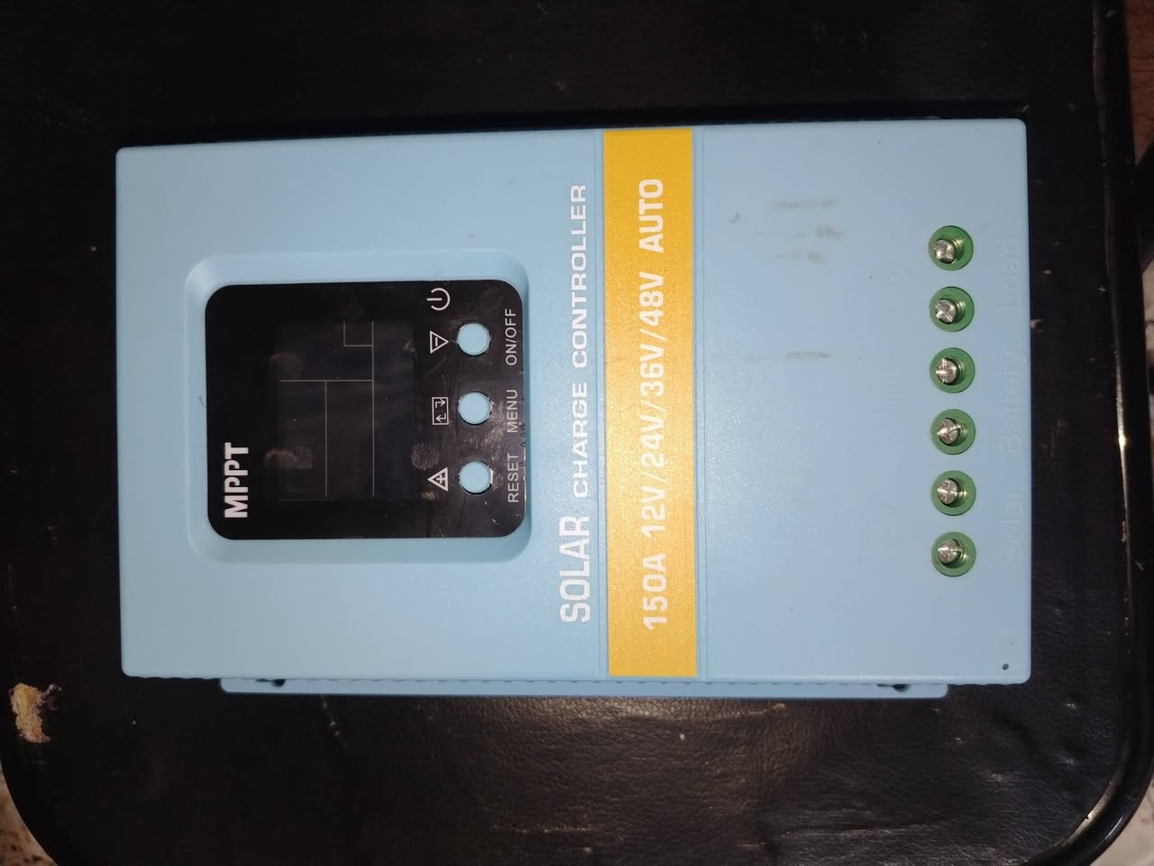 السلام عليكم
اخوان عندي هذآ جهاز من SOLAR شاحن بطاريات
150 A أريد ابيعه ادفعولي سعر زين ابيع 

رقم الهاتف ***********
