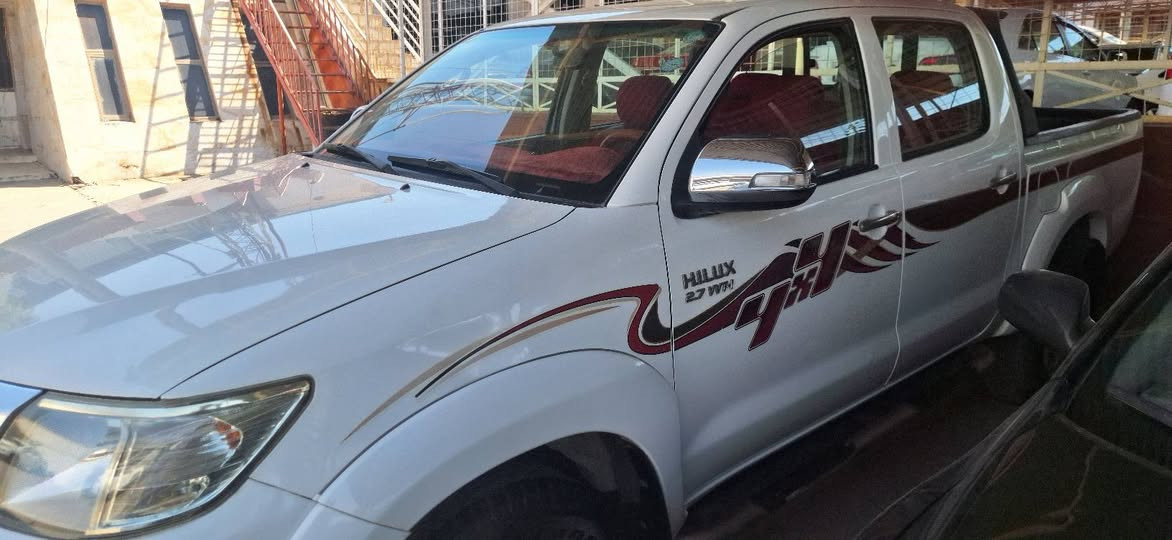 Hilux 2013 كويتي
***********
كير و مكينة نظيف 
بدون دعم
بها ملاحظات صغيرة
سعر 190 و مجال
المكان دهوك

نص مكتوب في الصور:
- FAST CARS