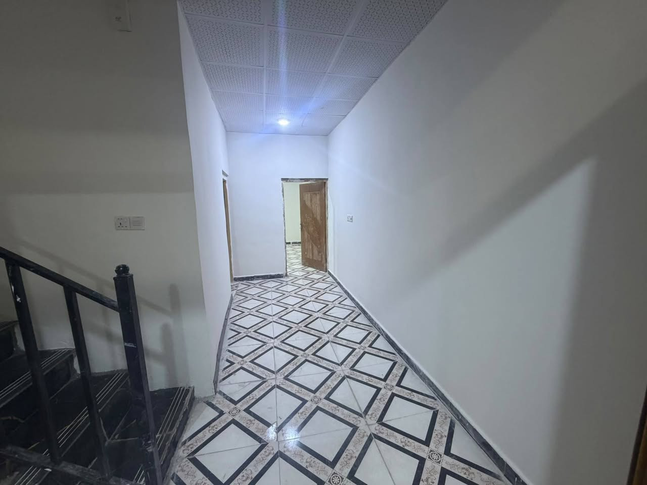 السلام عليكم 
(( منزل للإيجار طابقين بمساحه ١٠٠م ))
العنوان / القبله / حي المركز / 
التفاصيل / استقبال / ثلاث غرف منام / صاله / مطبخ لكل طابق / صحيات عدد ٣ 
للإيجار مقابل ٧٥٠ الف غير قابل للتفاوض 
يوجد درج خارجي للطابق الأول 
للتواصل والاستفسار ***********

