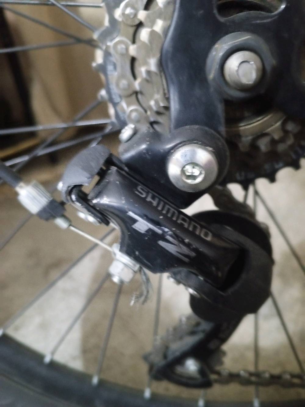 بايسكل جبلي حجم 26 نظافة 100 مستخدم اسبوعين فقط عكرب Shimano خلفي سرع 7  وأمامي 3 السعر 170 وبيه مجال أو مراوس بايسكل c700 او رود
