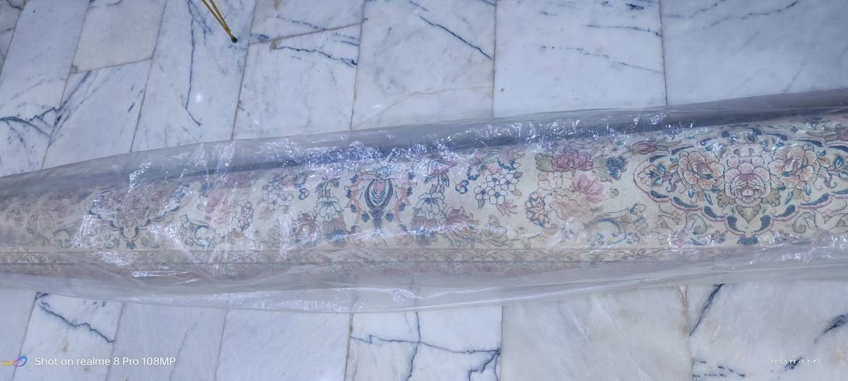 للبيع زولية ايراني ٧٠٠ شانه  نظيفه ومغسولة بس بلطرف شق صغير السعر ٩٥      الاتصال عالرقم           ‏‪***********‬‏   ابو كرار
