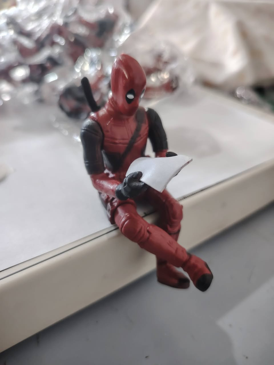🔥 تحفة فنية لخارجين عن المألوف.. مجسم Deadpool الأيقوني بتفاصيل تبهر كل عُشاق المقتنيات الفاخرة! 🔥
​إلى عُشاق التميز، جامعي الـ Action Figures، ومحبّي شخصية "ديدبول" الأسطورية.. نقدم لكم قطعة ديكور استثنائية ستنقل مكتبك أو غرفتك إلى مستوى آخر تماماً من الأناقة والجاذبية.
​✨ لماذا هذه القطعة بالذات؟
​تصميم واقعي ينبض بالحياة: نحت دقيق يعكس تفاصيل الشخصية الحركية الشهيرة بكل احترافية، مع وضعية جلوس فريدة تضفي طابعاً حيويًا ومميزًا على المكان.
​جودة خامات عالية: ألوان ثابتة ومتقنة بدقة فائقة لتحمل الطابع العصري الجريء وتدوم طويلاً كقطعة فنية فاخرة.
​إضافة مثالية لديكورك: سواء كنت توضعها على مكتب العمل، طاولة الألعاب (Gaming Setup)، أو في ركن المقتنيات الخاصة بك، ستكون دائماً محط الأنظار ورمزاً لذوقك الفريد.
​📦 الحالة: جديدة ومتوفرة الآن لترتقي بمجموعة مقتنياتك.
📍 التوصيل: متوفر خدمة توصيل  جميع محافظات العراق
​💬 للطلب أو الاستفسار عن السعر وتفاصيل الحجز، يُرجى مراسلتنا على الخاص (Messenger) او على واتساب *********** أو ترك تعليق وسنتواصل معك فوراً.
