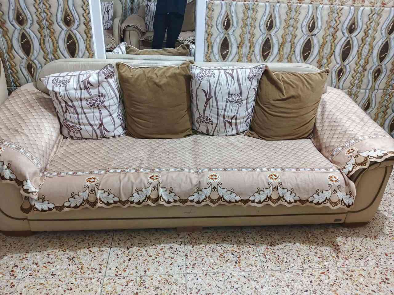 تخم تركي نضيف بي بس كرسي واحد الاسفنج شويه تعبان الباقي نضافه 90بل ميه يحتوي على أربع كراسي وقنفتين *********** العنوان بابل طهمازيه السعر 300 وبي مجال
