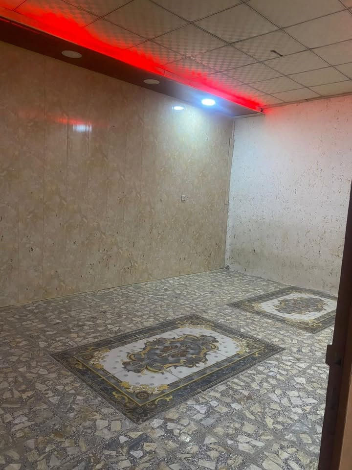 مشتمل طابق ارضي
غرفتين وصالة ومطبخ وحمام وتواليت 
١٠٠متر 
حي ميسان بداية شارع عودة قريب على خط الكيات 
سعر الايجار ٣٠٠ الف كل شهر 
***********
