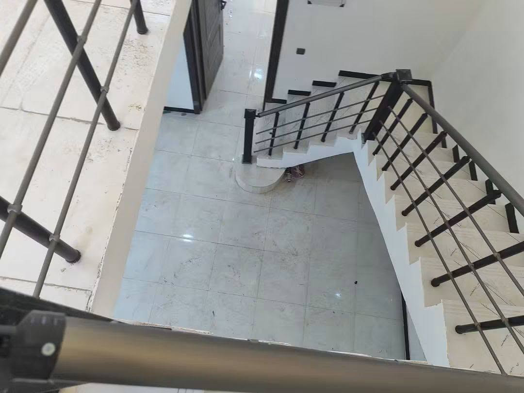 يالله السلام عليكم بيت للبيع بالبكرلي بناء حديث  هستوه طالع الخلفه منه  قرب مول الفيروز  طابو زراعي سند 25
يالله السلام عليكم بيت للبيع بالبكرلي بناء حديث  هستوه طالع الخلفه منه 
 قرب مول الفيروز  طابو زراعي سند 25 
مساحه 170 متر تحويل مباشر او اقرار 

يحتوي على غرفه واستقبال وكلدور ومطبخ ومناور ثنين 
وشلال بالكلدور ومجمع صحيات داخلي وخارجي سقف ثانوي  وكراج وحديقه

 السطح العالي والناصي مطبك شتايكر كامل على اخر حبايه شارع 10 متر 
بناء طابوك وصب كونكريت مسلح 

السعر 82 وبي مجال
 
للايرغب بالشراء او عرض عقاره للبيع او للايجار   مراجعة مكتب عقارات حسين المعموري الكائن في البكرلي قرب جامع سلمان المحمدي 
او  الاتصال على الرقم *********** او واتساب
