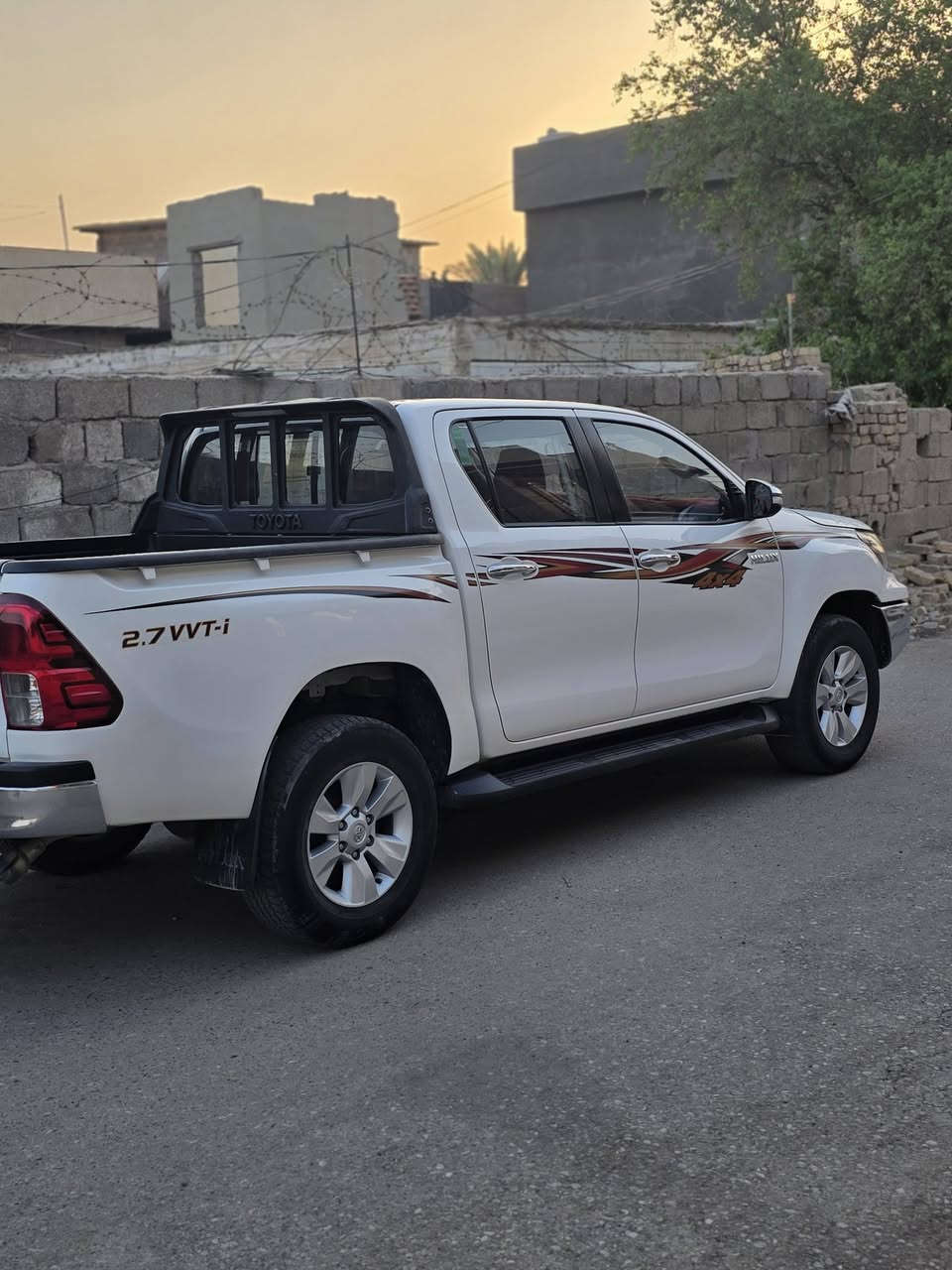 بيك اب هايلاكس فور ويل محرك ٢٧٠٠ كير اوتماتك  مكفوله من كلشي سياره رقم بغداد جديده عالي موديل ٢٠١٦ مكان سياره ديالى***********
