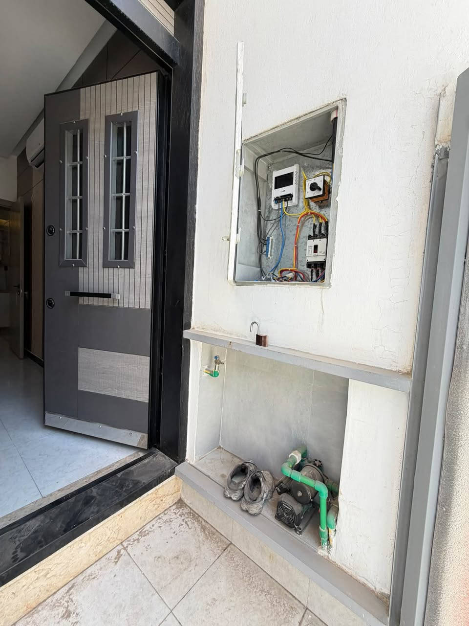 بيت 50 متر  ثلاث طوابق🏠
و هيكل 50 متر ثلاث طوابق

البيت ثلاث غرف نوم حمام خارجي 1 داخلي 2 
استقبال مطبخ 
وكما موضح بلصور والفيديو 
بناء درجة اولى وموثث كامل سقف عالي جميع شبابيك المنيوم 
كتائب حماية لسطح وسقيفة 
تانكي كبير وبوستر نازل تاسيسات امل الشريف بورسلين الواح 

والهيكل نفس تفاصيل البيت 

الموقع📍 :حي دجلة شارع الابداع 
***********  رقم الهاتف واتساب ايضاً
