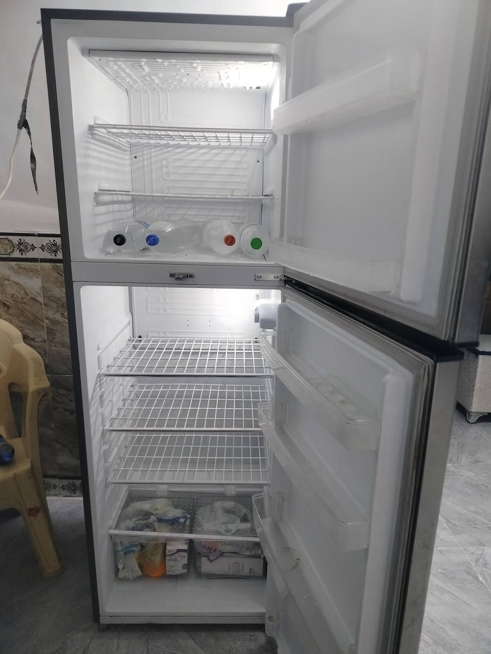 ثلاجه للبيع حجم 20 نوعيه ازل نضيفه جدا اي ضرر مابيه مكان حله البكرلي قربزمول فيروز رقم الهاتف *********** واتساب اي ستفسار ادخل خاص.

