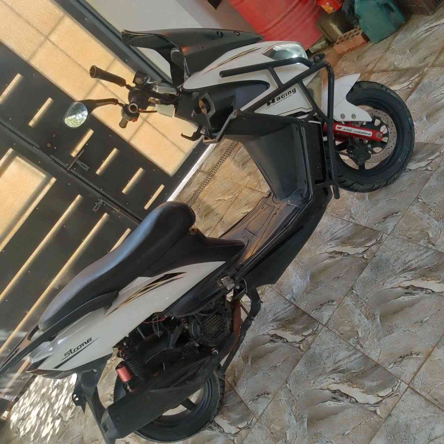 السلام عليكم دراجه سترونك نضيفه مكينه حلوه باتري جديد شلعه ومعدل السعر 375 بعقوبه تحرير ***********
