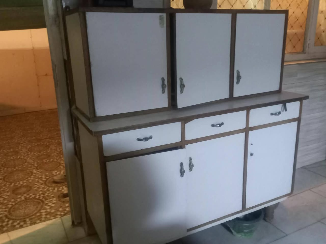 السلام عليكم
اغراض للبيع 
كاونتر 250 خشب الاصلي مال قبل 
دواشك اثنين 25 سعر  الواحد
مكينة 100
كنتور بابين 125
بيهن مجال بسيط 
***********
