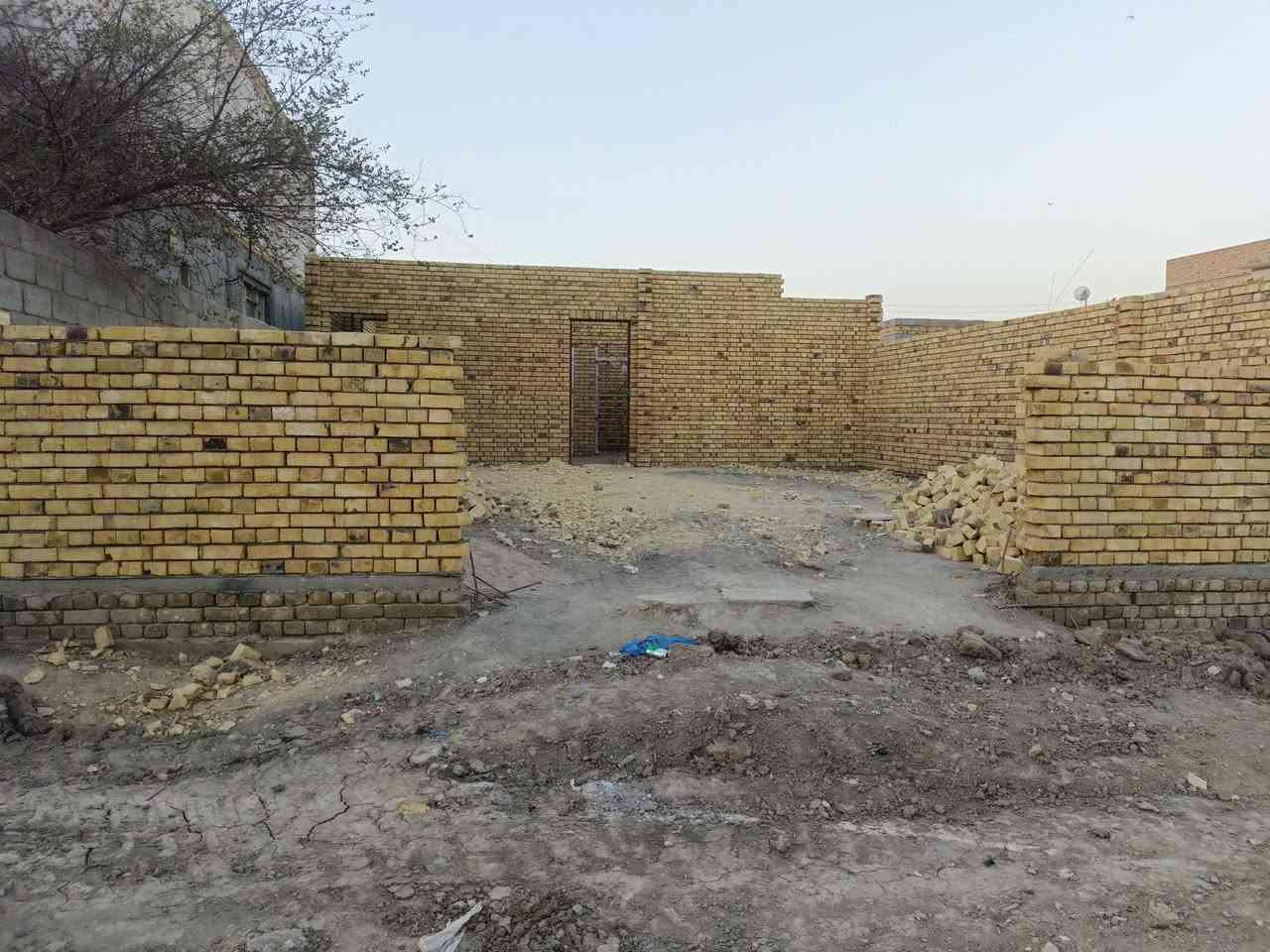 سلام عليكم بيت هيكل مساحه 200 بناء غرفتين وصاله ومطبخ حاره وحمام داخلي بسبل اولئ قريب ع صيدليه ايات مثل ما واضح بل تصوير سعر 40 خدامات باب بيت تصال ع رقم ‏‪***********‬‏
