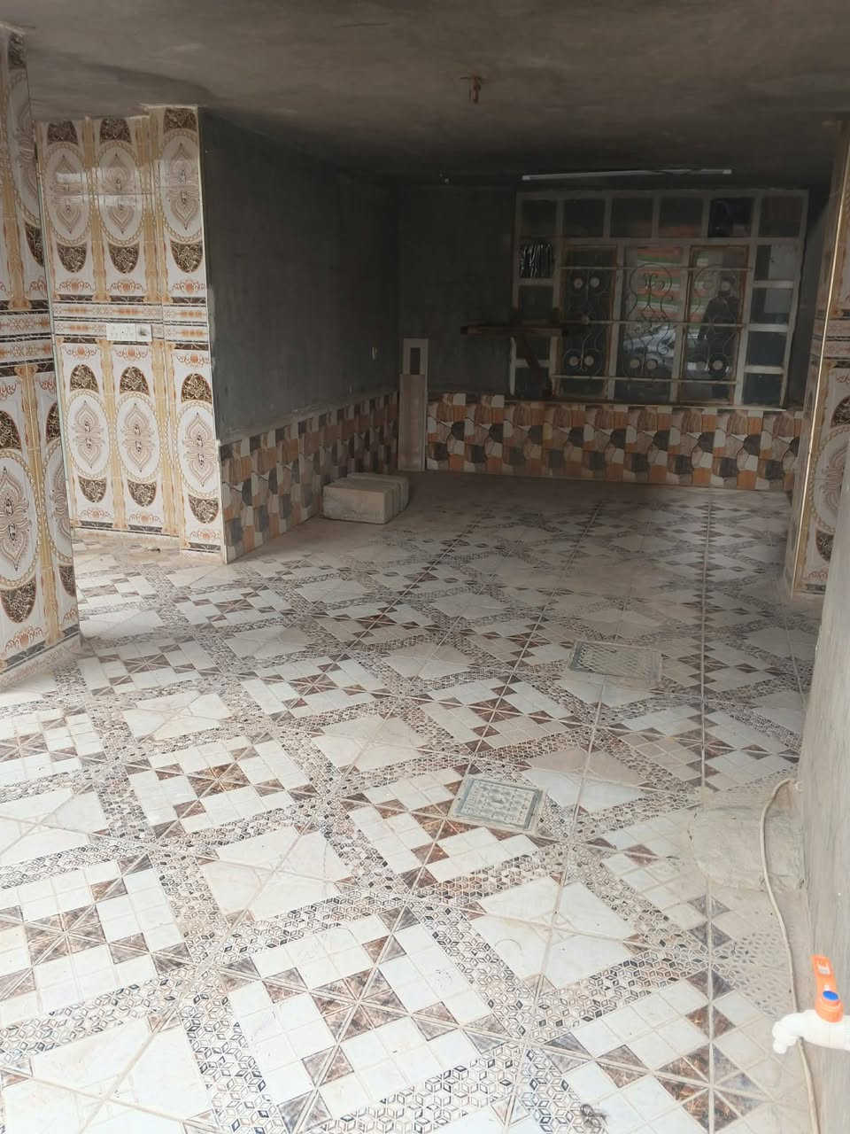 🏠 بيت حديث للإيجار
📍 الموقع: منطقة 3000 – خلف التجاري
📌 مدخل ديوم، مقابل مكاتب العقار
🔹 المساحة: 100م² (10×10)
🔹 الطابق الأول:
• غرفة + صالة + مطبخ
• حمام داخلي
• حمام خارجي
• كراج سيارة
• درج داخلي وخارجي
🔹 الطابق الثاني:
• غرفتان
💰 الإيجار: 250 قفل
⚠️ البيت لعائلة صغيرة فقط.
📞 للاتصال والاستفسار: ***********
يرجى قراءة التفاصيل كاملة قبل الاتصال.
