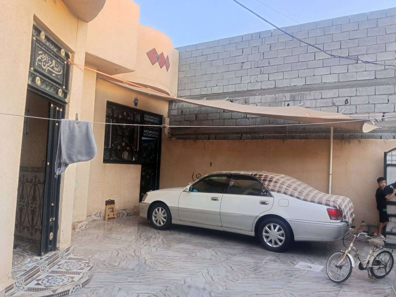 بيت للبيع وقف سني مسجل 

في ابو خصيب طريق الصحراء 

مساحة البيت 250 متر 

يحتوي البيت على غرفتين ودوانية وصاله ومطبخ وحمام داخلي وحمام خارجي+ كراج 

السعر المطلوب 68 مليون وبيه مجال شي بسيط 

لاستفسار تواصل على رقم ***********
