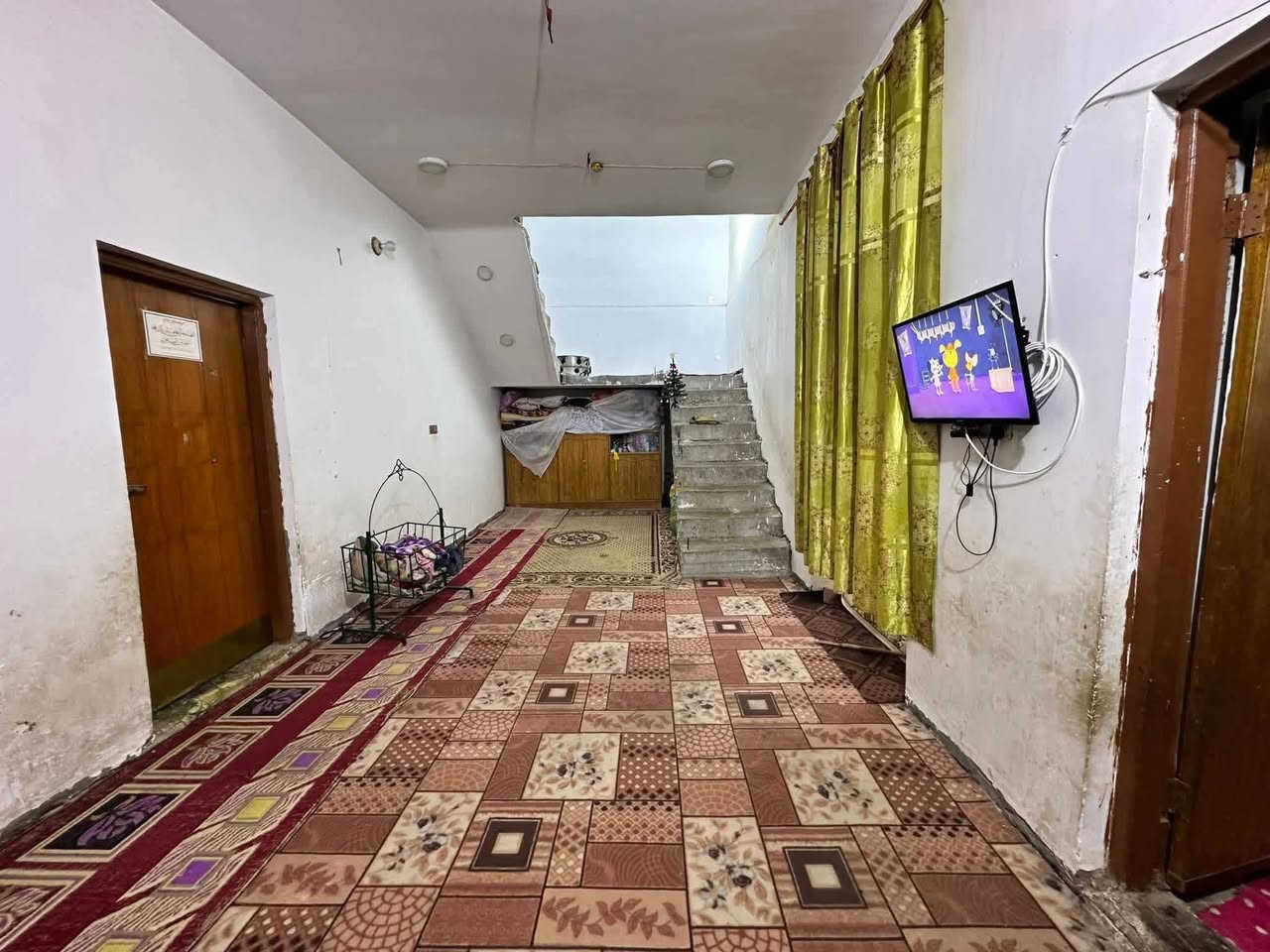 السلام عليكم
بيت للبيع مساحته ٢٠٠ م على طريق ابو الماش نهايه السايدين بي نقص غرفه واستقبال حدهن للبتلو بناء صب مسلح حالياً لبيت فارغ ***********.
