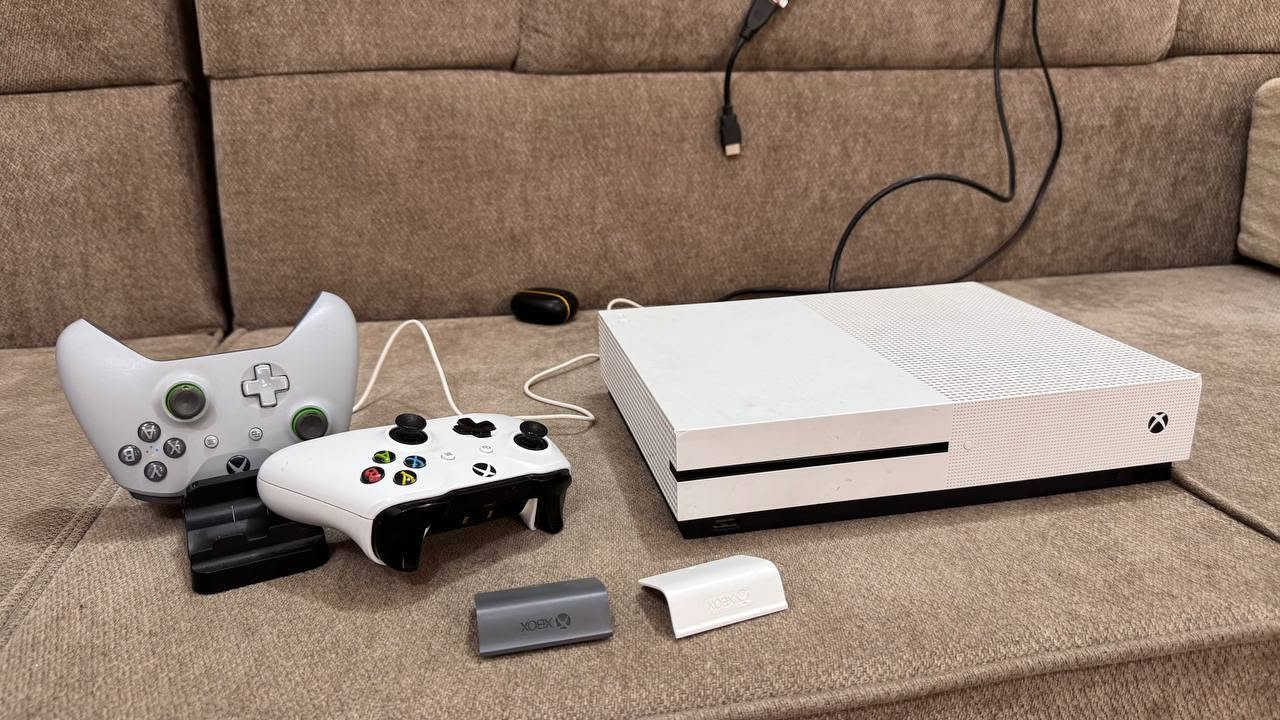 السلام عليكم اخواني للبيع Xbox One S سعة 1 تيرا
الجهاز نظيف جدًا وحالته ممتازة.

السعة: 1 تيرا.

يجي وياه يدين (2) أصليات ونظيفات.

شغال بدون مشاكل، وجاهز للتجربة.

السعر 180 قفل.

وجي ويا قاعدة شحن لليدات.

للتواصل عبر هذا الرقم ***********.
