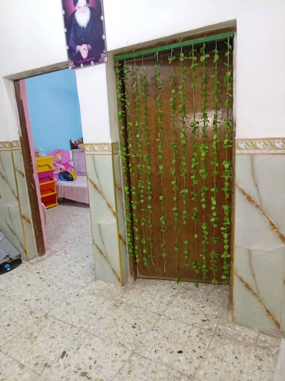 السلام عليكم بيت للبيع محله ١٠٥مقابل عمارة الدفاعي بيت جاهز وبناء جديد كله سيراميك ونظيف ومرتب مجاري ماء تبليط خدمات كامله يبعد عن الشارع العام ٢٠٠]مساحه ١٧٠متر صاحب الدار ،***********
