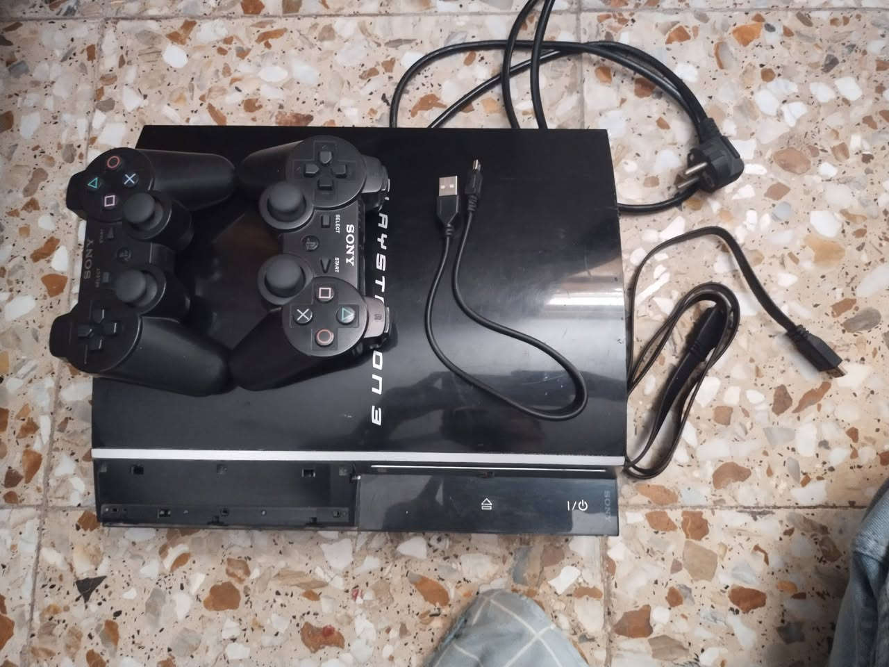 السلام عليكم
بلي3 فات 
مهكر كوستم
ذاكرة 320 
مفتوح للتنظيف و تبديل المعجون الحراري فقط
مع ملحقاته يدة عدد2 و hdmi و واير الطاقة

بيه حساب و تكدر تلعب اون لاين ب شكل طبيعي بدون خطر الباند
+
بيه مكتبة اللعاب ل تحميل الالعاب من داخل البلي

اذا شراي اعلمك طريقة تنزل ملفات مال اللعب من تلفون للبلي بدون واير حتى ما تحتاج تروح ل مكتبة تحملك اللعاب انت تحمل بكيفك و براحتك

السعر 90الف و بيه مجال بسيط مال جية
ماعندي توصيل
الرقم: ***********
الموقع بغداد حي الجهاد
