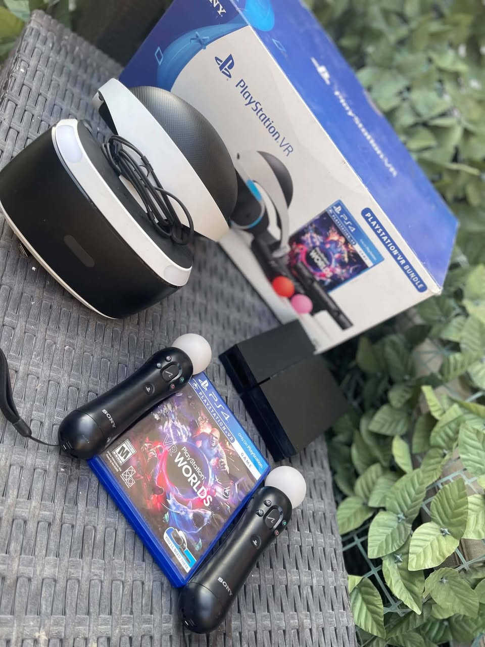 🔥 عرض للبيع: حزمة نظارة الواقع الافتراضي PlayStation VR كاملة بحالة ممتازة! 🔥
​عيش تجربة ألعاب الـ VR الحقيقية مع هذه الحزمة المتكاملة والجاهزة للاستخدام مباشرةً.
​محتويات الحزمة:
​نظارة PlayStation VR (الجيل الأول) بنظافة ممتازة.
​وحدة المعالجة (Processor Unit) مع كامل الوايرات والملحقات.
​عدد 2 يد تحكم الحركة (PS Move Controllers) الأصليين.
​قرص لعبة PlayStation VR Worlds الأصلية لتجربة عالم الواقع الافتراضي فوراً.
​الكرتون الأصلي الخاص بالنظارة والحزمة كاملة.
​الحالة: مستعملة بنظافة عالية جداً وكل الملحقات شغالة وبدون أي مشاكل
.
​السعر: [130قفل]
.
المكان: [بغداد الغزاليه]
.
للتواصل : [***********]
