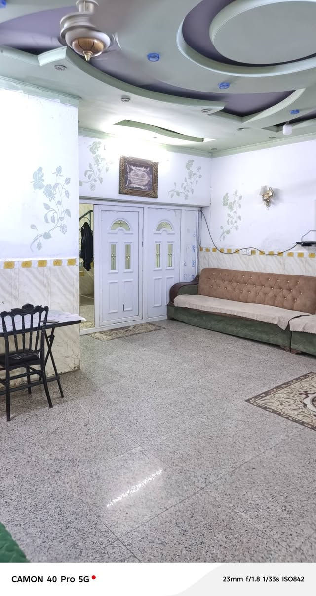 السلام عليكم ورحمة الله
دار للبيع طابقين المساحة 150 متر طابو زراعي سند 25 يحتوي على 4 غرف نوم كيلدور واستقبال ومطبخ وصحيات بناء سنة 2016  مكانه حله منطقة الشاوي قريب جداً على حي الزهراء خدمات كامله ماء مجاري كهرباء شارع تبليط 
سعره 145 وبي مجال للاستفسار خاص او اتصال
***********
