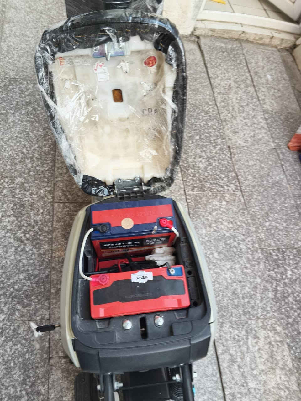السلام عليكم 
دراجة شحن🔋⚡ للبيع
بطاريات جديدات قبل سبوع اشتريتهن
سرعة حقيقيه ٧٠ 
تجوه لون وردي + الاسود + سله 
دراجة نضيفه فول  
تايرات جديد 
قبل فتره من اشتراء دراجه 
العنوان الدوره ابو دشير 
رقم لاتصال ***********
سعر مناسب
