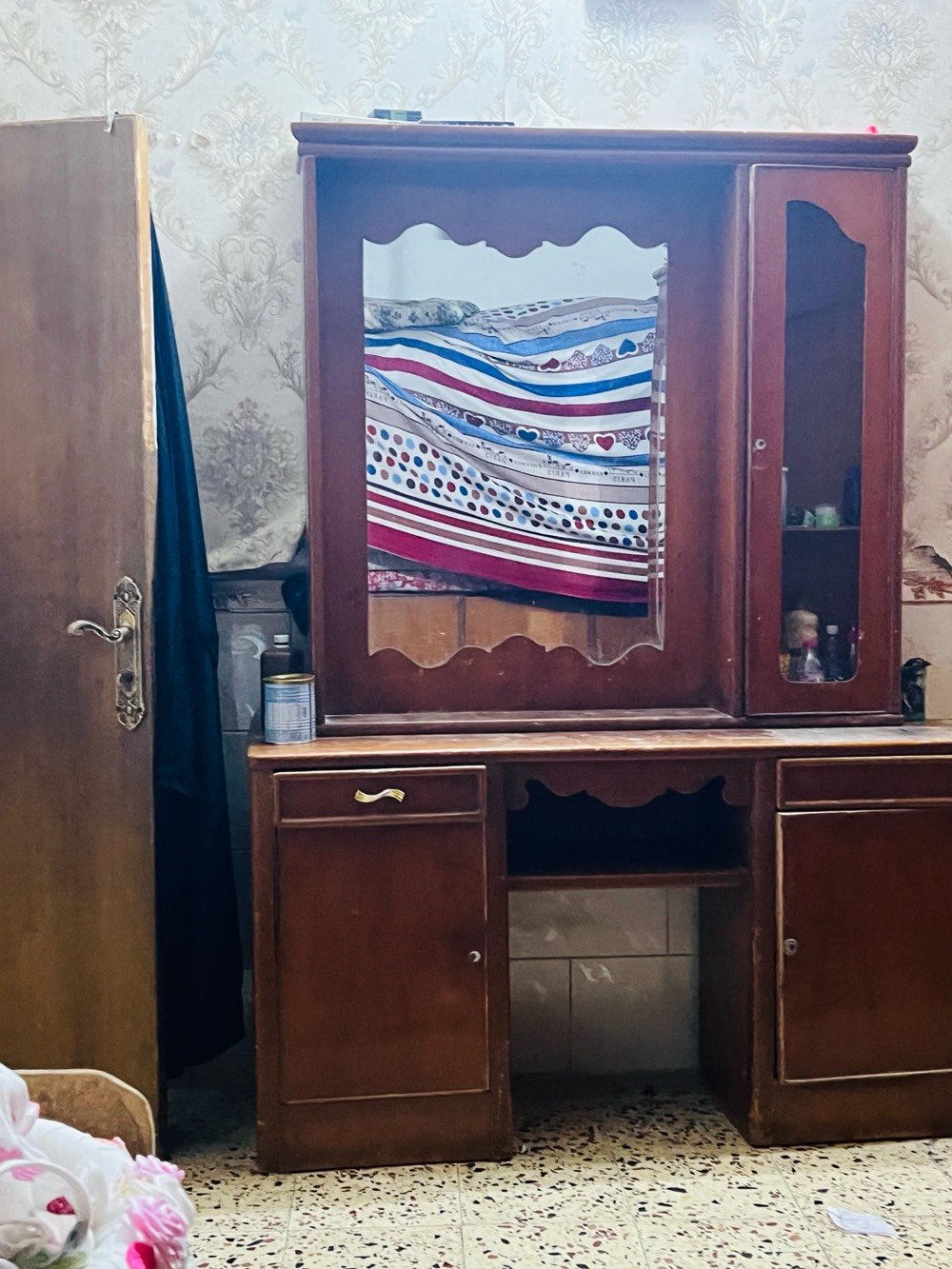 كنتور صاج ثقيل طابقين 6 ابواب مع ميز تواليت وزاويه السعر 530 وبي مجال زين تواصل ***********
