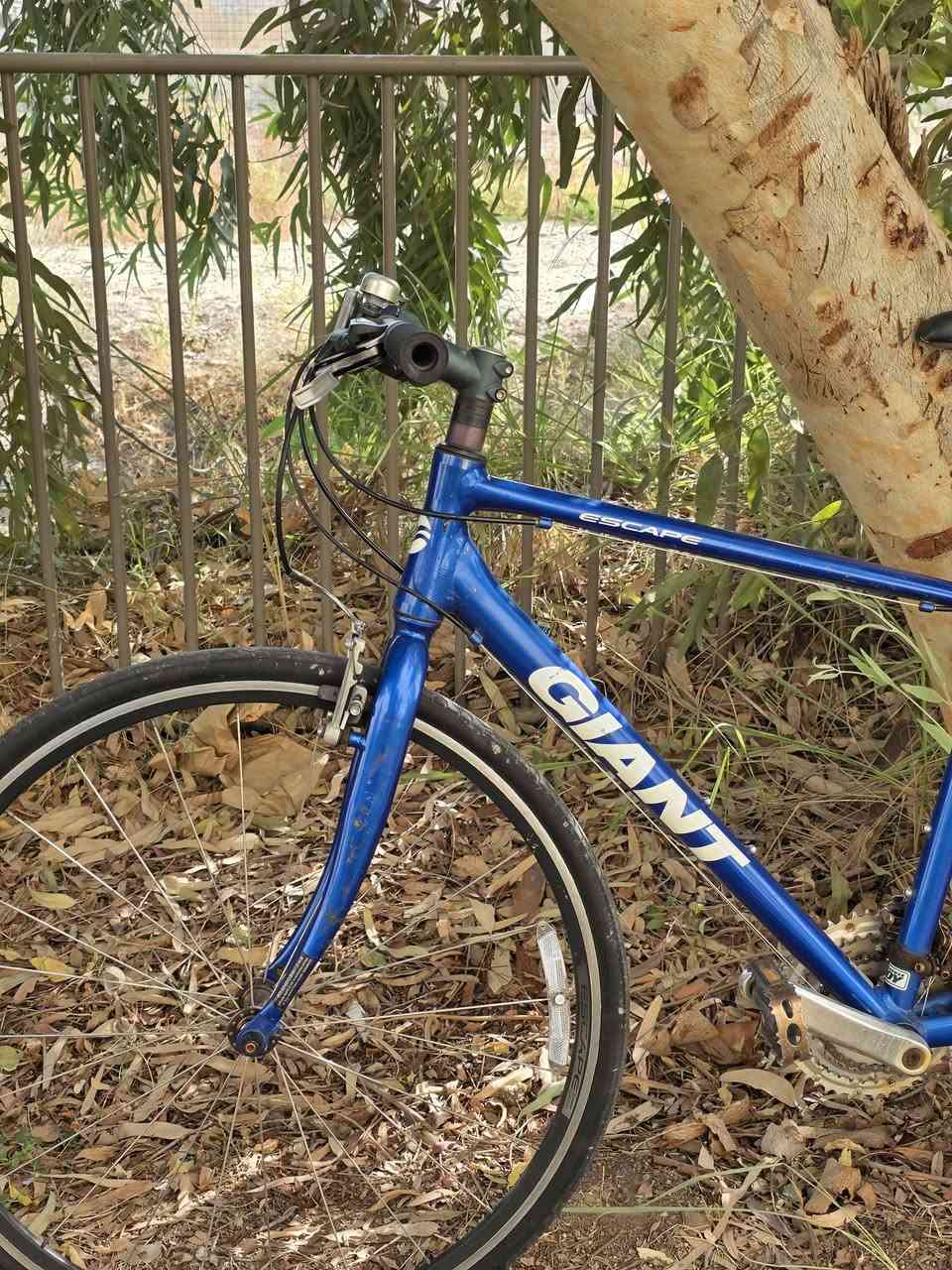 السلام عليكم دراجة Giant Escape R3 باللون الأزرق المميز 🔵
مواصفات الدراجة

الحجم 28 
قياس الأطارات 700×28C اطارات بلادية شركة Kenda 
السستم شيمانو التوس ALTUS مكون 24 سرعة 8 سرعات خلفي و 3 امامي والكاسيت Shimano HG 
البريكات Tektro 
ويالة Giant بلادية قطعة وحدة 
الدراجة نظافتها موضحة بالصورة 90% كلش نظيفة ومميزة وكلها بلادية و على وضع الشركة 

غير مستخدمة داخل العراق
السعر 220 وبيها مجال ان شاء الله
مكاني بغداد - مجمع بسماية للاستفسار خاص او على الرقم *********** متوفر واتساب
