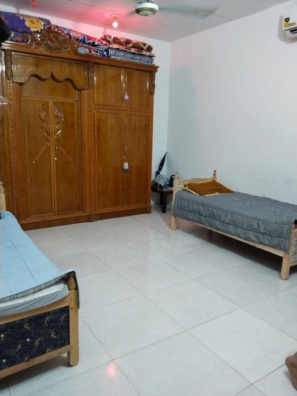 بيت زراعي السعر ٥٥ بي مجال مساحه ٢٠٠ بي وصل تطويب بالسبل الثانيه خلف مكتب ابو ساره *********** جاهز عدا الاستقبال ماكامله
