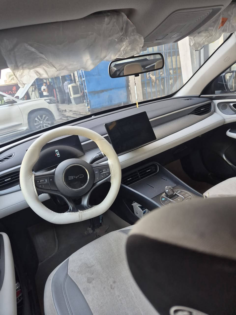 Byd سيل 5 للبيع 

ماشيه (4000) جديده جدا مكفولة من كلشي

ارضياتها بعدها بالصندوك وبيها ارضيات جلد وتغليف ابواب 
والجام بلورايز وشاحنه وياها وكل غراضها .. السياره احلى من الصور

سعر (20) و800 وبيها مجال بسيط

***********

بغداد/ الكراده
