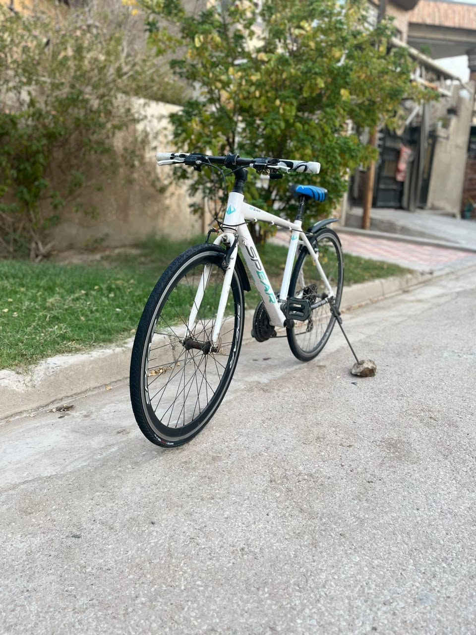 سلام عليكم دراجة هجين (Hybrid Bike) كامله مكمله 
خاليه من أي نقص، 
عكرب وبريكات شينمانو  
معدل ألمنيوم بل كامل حتا وياله المنيوم 
 بريكات عكرب بحاله ممتازه 
شركه معروفه  
لون أبيض  
مكان بغداد بياع لتواصل ***********        سعر حيكون 110  وبي مجال لشراي  طبعن سعره اغله بس  أريد ابيع

