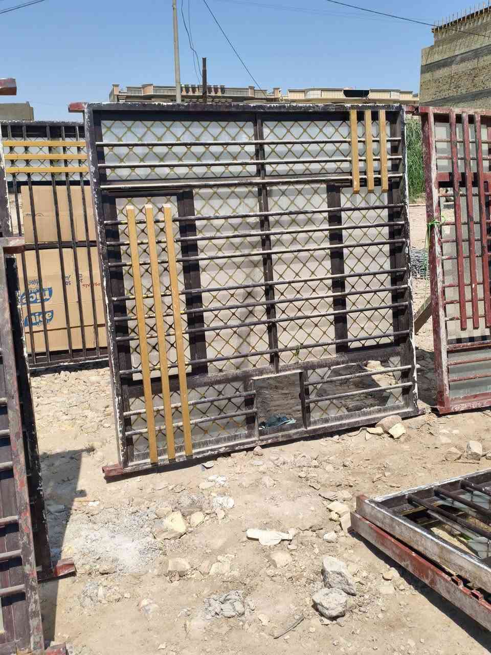 شبابيك وبيبان أوربي نضيفات وبيهن ملاحظات بسيطة مال بيت كامل 250 متر تريد مفرد تريد شلع موجود 
مكاني بغداد قرب جسر الدوار ورا بوابه الكاظمية من جهه التاجيات الاتصال *********** متواجد على الفيس وعلى الرقم
