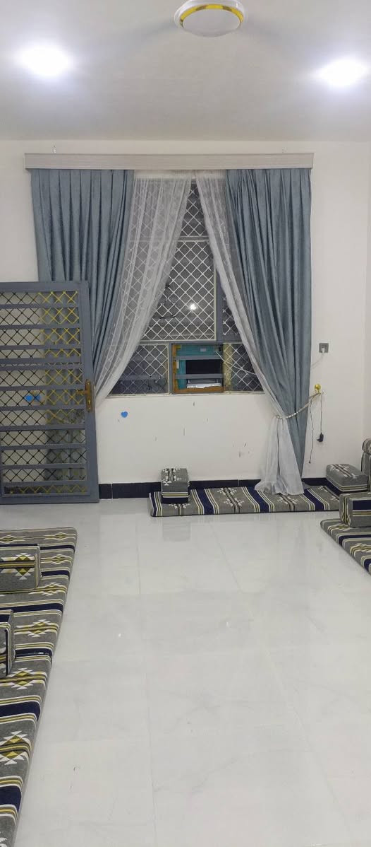 بيت 200متر للبيع بناء طابوك اساس صب سقف كونكريت بناء درجه اوله معه حديقه خارجيه الموقع شارع المطار القديم  قرب اسواق الامير السعر 45 وبي مجال طابو زراعي  للستفسار اتصال على رقم ***********
