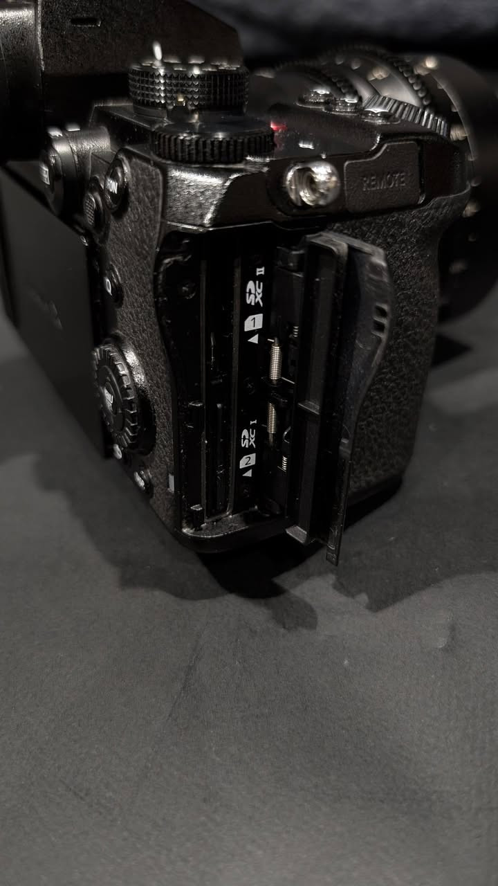 Lumix S5 
السلام عليكم، للبيع فقط او الاستبدال مع عدسات لومكس Full Frame فقط.
Lumix s5
4k60 10bit 422 +14stops
BRAW 12bit اذا مع Black magic monitor و Apple Proress مع Atoms ninja
FHD 180fps 10bit 422
24MP Dual Native ISO 640/4000
6K Photos + 96MP Photo mode
كل مواصفات السينما بيها:
شتر آنگل / سلايدر (لايڤ كروب/لايڤ زوم)
ويڤ فورم، فكتور سكوب، زيبرا 2، وأشياء أكثر.
معاها عدستين، والثالثة للبيع 7artisans 50mm cine T2.0 + lumix 20-60mm 3.5-5.6, واللي للبيع 7artisans 35mm cine T2.0, وعندي ملحقات ما احتاجهم مثل بطاريتين زيادة مع بطاريتها يعني 3 + شاحن بطاريات خارجي +  تريگر Godox Pro. علماً المعدات ماتفرق عن الجديد والكراتين موجودة والتريگر ولا مرة استعملته اشتريته احتياط وفتحته وقت الشراء لأن عندي Lumix s1ii ومعداتها وما استخدم الS5 الا ما ندر، السعر بدون أي معاملة 1,850 يعني 1,200$ لكل هذي الأشياء علماً لو ماعندي ما أبيع بهالسعر لأن سعر البدي اذا تحصل وبدون عدسة مليون ونص، مكاني اربيل وماعندي توصيل وشكراً واللي يحب يشوف الكواليتي يگدر يرسل لي. ***********
