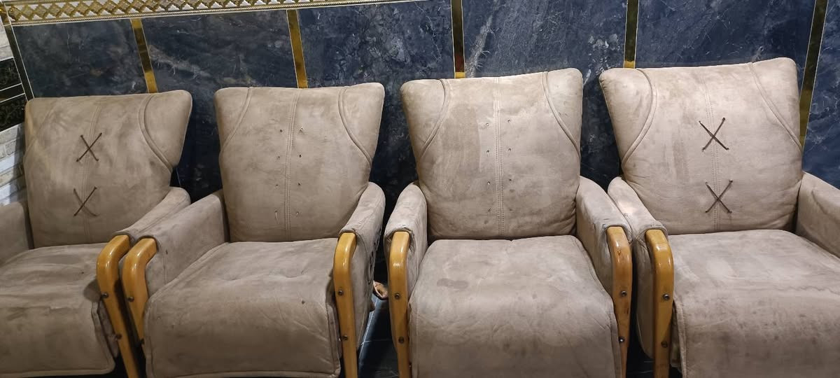 قنفات اصليه قماش شامو اربعه ١٠٠ الف قفل الينزل الف لا يراسلني عنوان التنومه قرب جسر الايطالي شارع حسينية قمر بني هاشم
***********
