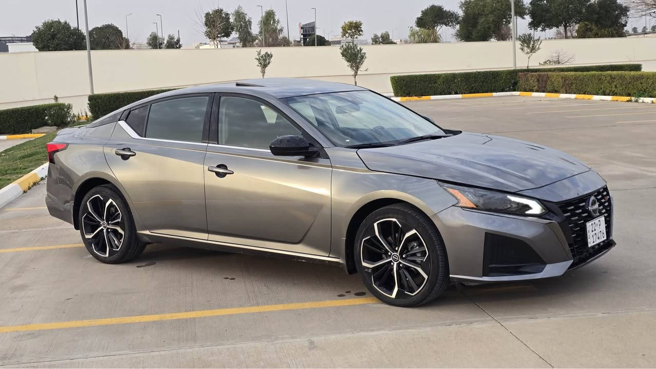 Nissan Altima SR+ AWD Full Option
ماشيه 37000

حادثها فقط ربع البونيد كما موضح بصوره السونار

SR Plus Package AWD 
فتحة سقف (Sunroof)
جنطات رياضية SR
Paddle Shifters (شفتات خلف الستيرن)
شاشة أصلية كبيرة Nissan Display
Apple CarPlay & Android Auto
Wireless Charger شحن لاسلكي
تشغيل بصمة Push Start
دخول ذكي Keyless Entry
تشغيل عن بعد Remote Start
مقاعد أمامية كهربائية (السائق والراكب)
مقاعد جلد Sport Leather Seats
ستيرن رياضي جلد
مكيف أوتوماتيك Dual Zone
Blind Spot Monitoring نقاط عمياء
نظام تنبيه السيارات بالخلف
نظام منع الاصطدام / فرملة طوارئ Auto Stop
حساسات وكاميرا خلفية
إضاءة LED أصلية
نظام صوت أصلي Premium Audio
Bluetooth + USB
مثبت سرعة
مواصفات SR الداخلية والخارجية الرياضية الأصلية
سعر 182 و بيه مجال للطيبين 
مكان  التواجد بغداد و اربيل 
***********
*********** أربيل, العراق
