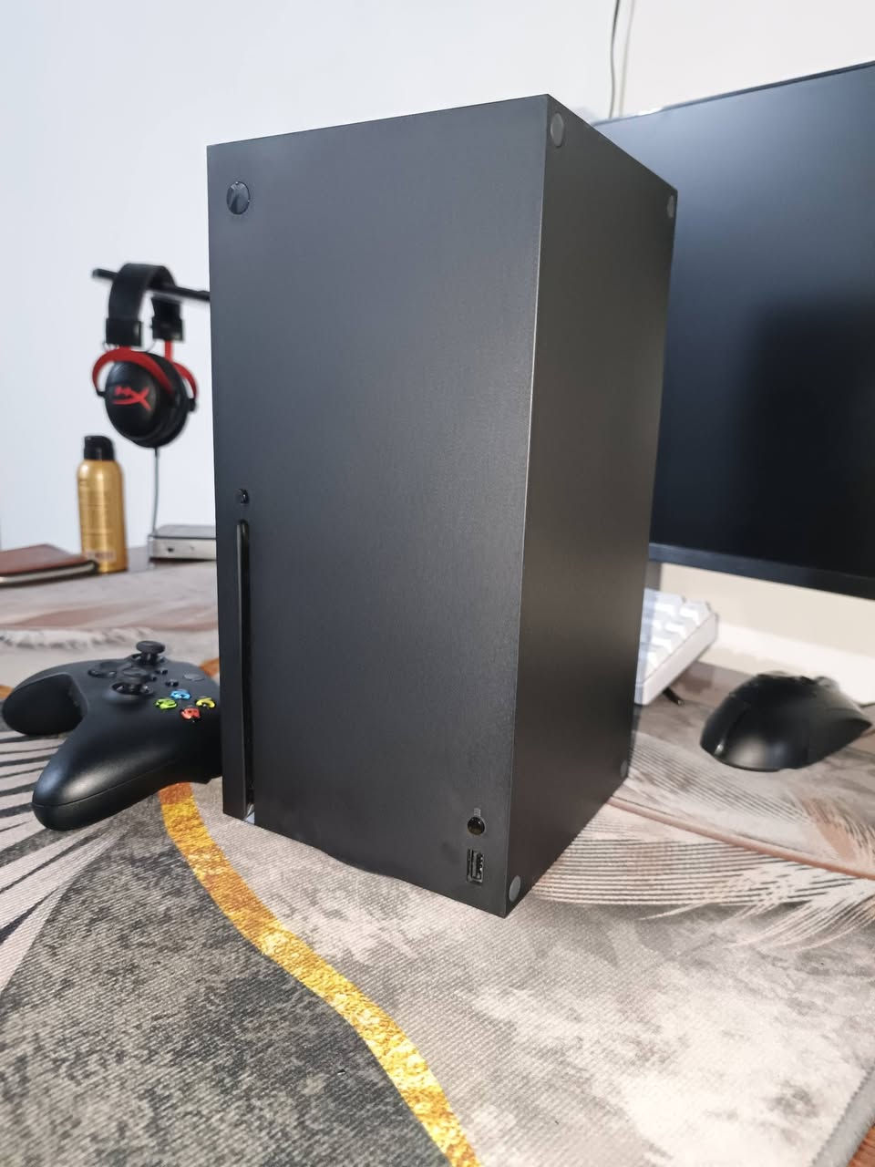 🔥 للبيع Xbox Series X إصدار 2025 🔥
‏
‏جهاز Xbox Series X إصدار 2025 لوك استيكر استخدام شخصي خفيف لمدة قصيرة (حوالي شهر ونص فقط)، نظيف وما بيه أي مشاكل نهائياً.
‏✔️ إصدار 2025 (واحد تيرا)  
‏✔️ الجهاز شغال 100% بدون أي عطل
‏✔️ نضافته 100%
‏✔️ مع جميع الملحقات الأصلية (كنترولر + أسلاك + كرتون)
‏✔️ مفعل بي كيم باس التمت باقيله 30 يوم
‏✔️ موجود وصل شراء (فاتورة)
‏✔️ استخدام خفيف جداً جداً
‏📅 شراء حديث جداً
‏💰 السعر المطلوب: 870 ألف دينار بي مجال 
‏    
‏📍 البيع داخل كركوك / تسليم يد بيد
‏📞 للتواصل: *********** متاح واتساب
‏سبب البيع: عدم التفرغ
