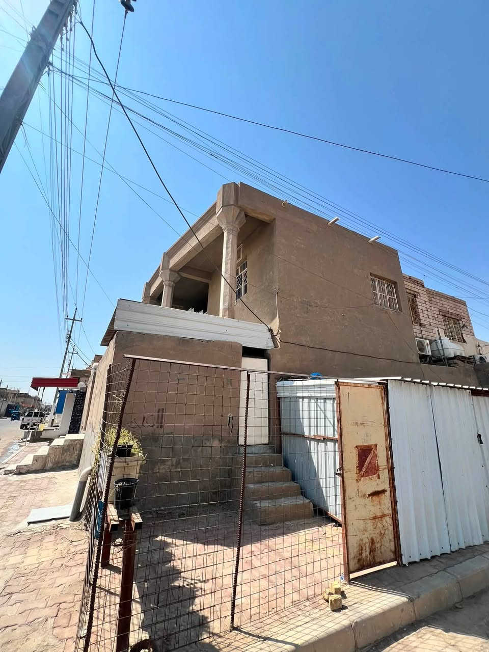 بيت للبيع المساحة 150 مربع ركن طابقين الطابق الاول يحتوي على غرفتين وصاله واستقبال ومطبخ وصحيات داخليه وخارجية والطابق الثاني يحتوي على ثلاث غرف وصاله وصحيات  السراي  شارع القلعه الاتصال ع الرقم
‏***********
