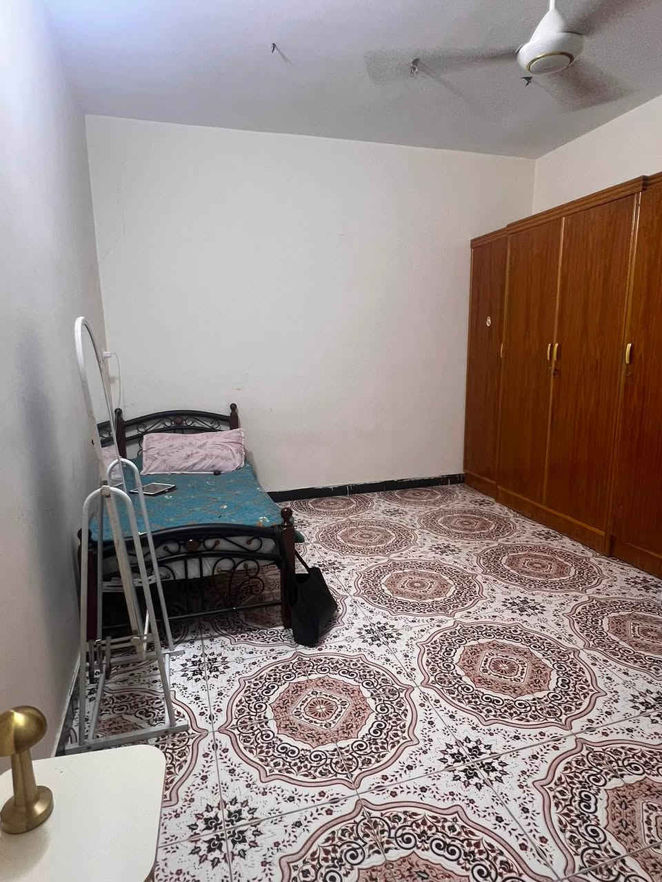 بيت بالديوان خلف جامع الرحمن المساحه١٤٠ الببت كامل مابي اي نقص واجهه ٥ونص والنزال ٢٥ طابو صرف كراج ومطبخ حار  وهول واستقبال وغرفة نوم وخدمات وفوك ٣غرف نوم بوجهه الشمس السعـر 180 وبي مجال الاتصال على الرقم ***********
