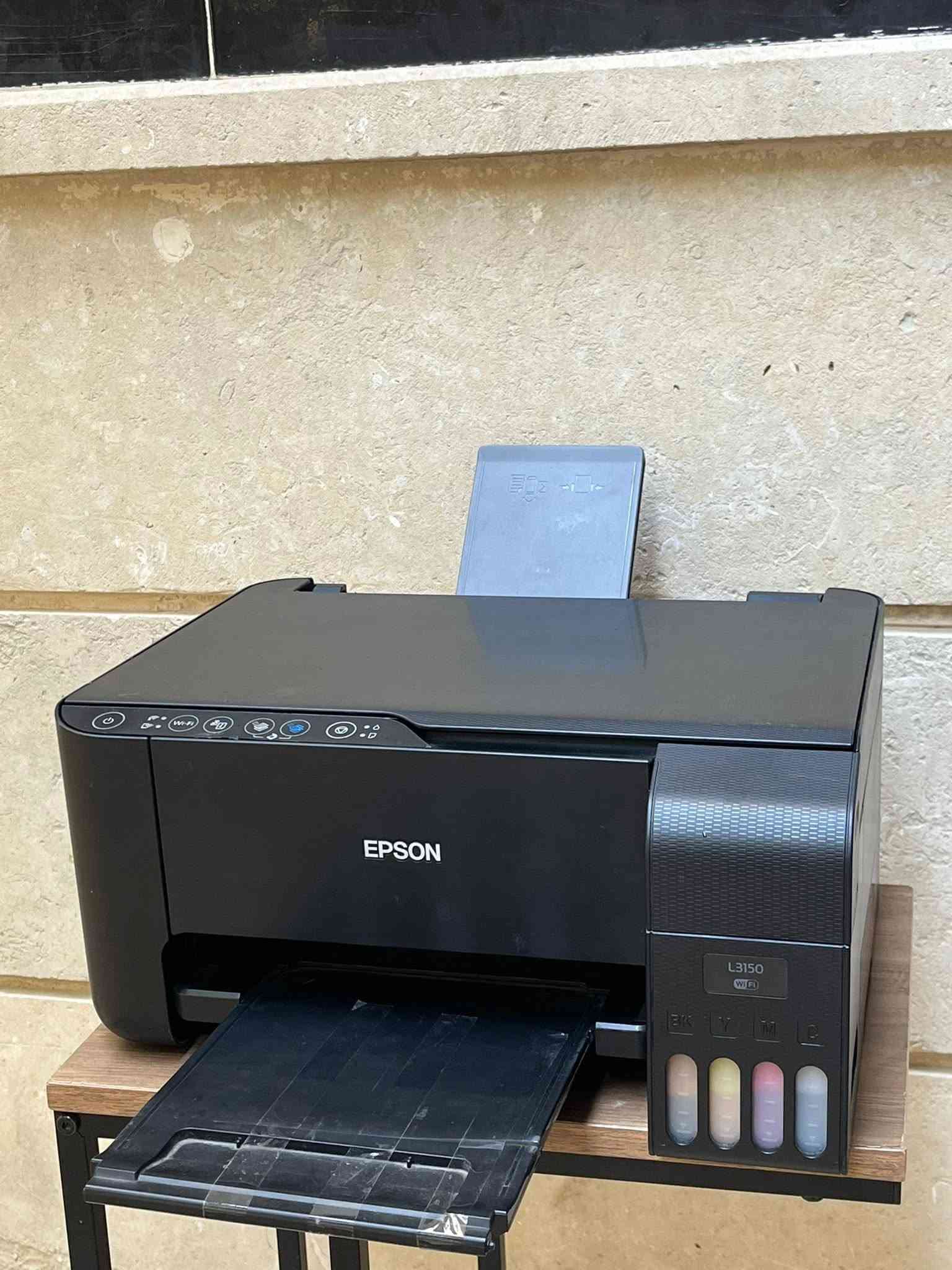 السلام  عليكم طابعة ابسون موديل 3150 حقن خارجي وايفاي استنساخ ملون واسود وابيض اسكنر سحب صور من الموبايل مباشر استنساخ بدقه عاليه الطابعه نضيفه مستعمل ملحقاتها  كيبل تشغيل  السعر 140 الف الشراي يتصل *********** تحياتي
