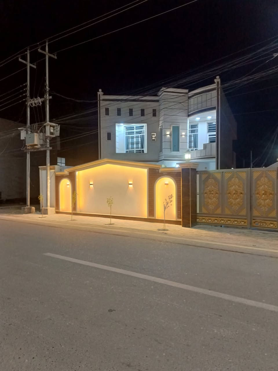 يوجد للبيت للبيع المساحه 300 بدايه الازركيه على سده مباشره سعر 200 وبي مجال بصيط. الاستفسار على الرقم

***********
