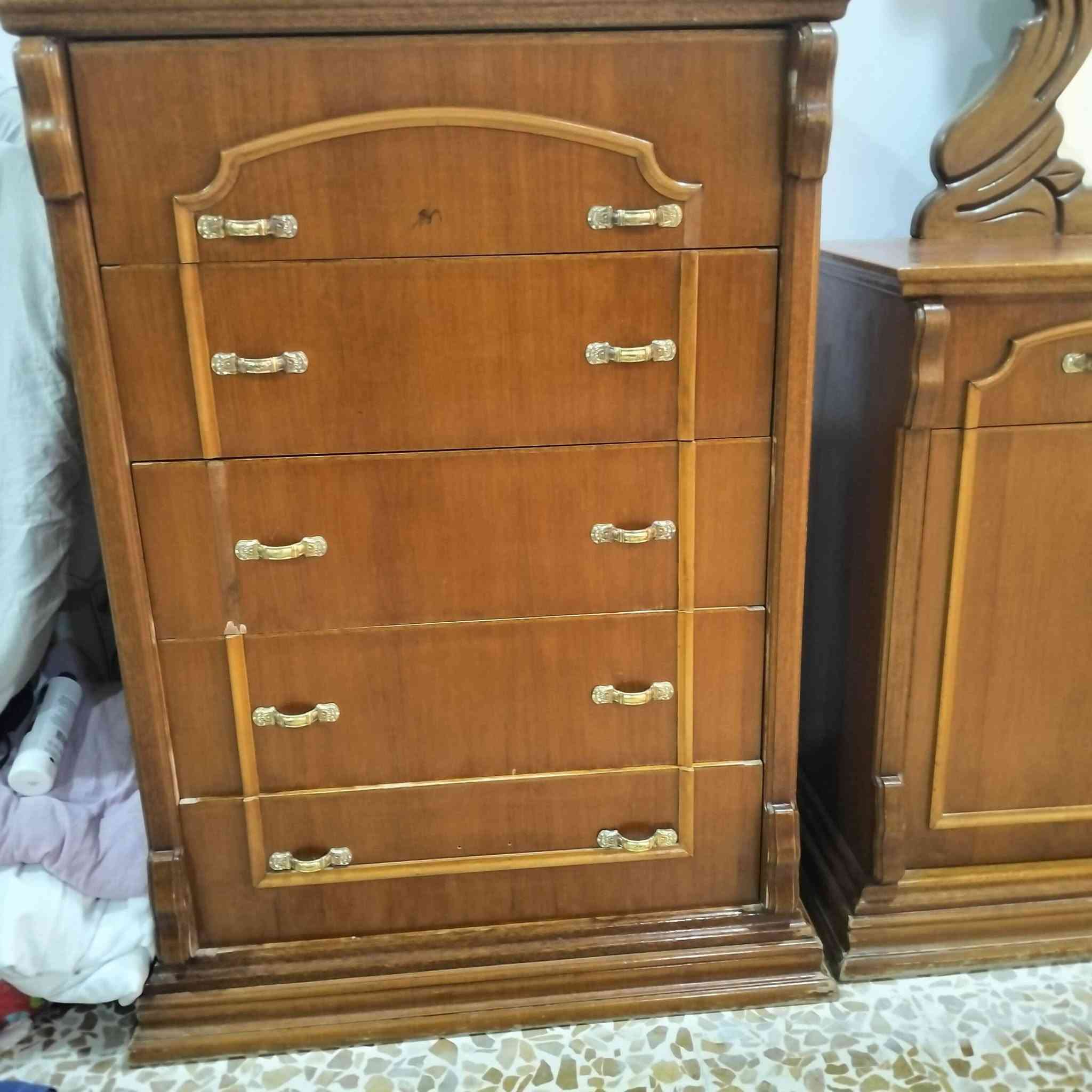 غرفة نوم خشب  نظيفة للبيع خمس قطع 
مع قنصور ملحق 6أبواب
للاستفسار على الواتساب ***********...
