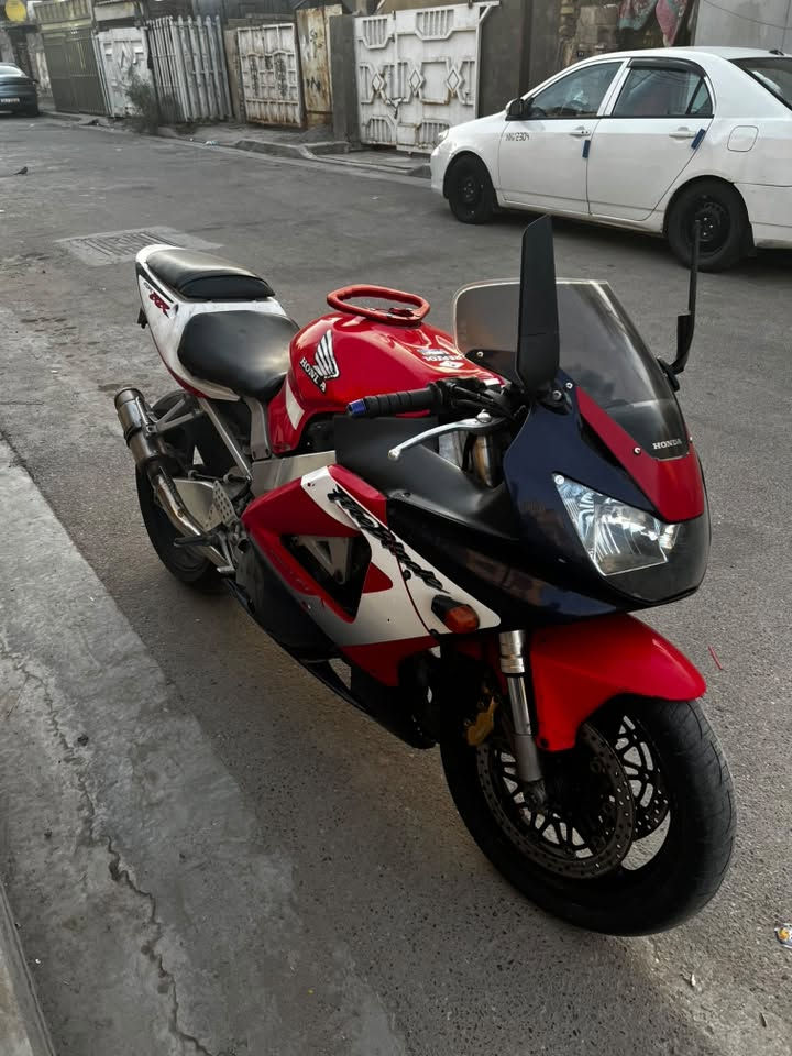 بطح cbr 929 دراجة نظيفة شلعة تخبل كهربائياتها شغالها مبدل كور السعر 1900 و بيها مجال بسيط  مكاني بغداد حي الاعلام للتواصل ***********
