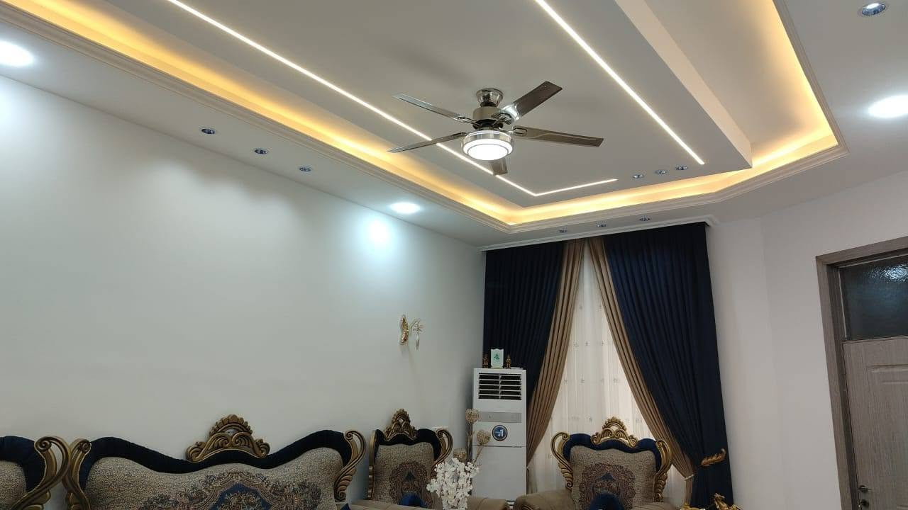 السلام عليكم
دار سكن بناء حديث (طابوق) قرب مكتب بيروت وقريب على الشارع العام يحتوي على طابقين الأول استقبال ومطبخ وصالة وحمامات وغرفتين نوم اما الطابق الثاني يحتوي على ثلاث غرف نوم مع حمامات
علما الدار تأسيس كهرباء ممتازة وتأسيس الماء ممتازة السكن متعوب عليه والارضية كاشي موزائيك درجة أولى للاتصال *********** لمعرفة السعر
