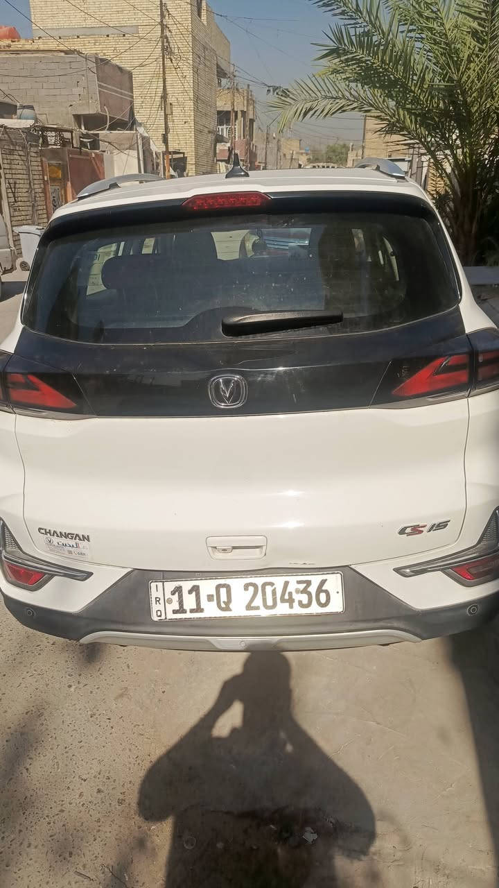 السلام عليكم سيارة شانجان CS15 (Changan CS15)، :
​المحرك والأداء
​المحرك: 4 أسطوانات (4 سلندر) سعة 1.5 لتر بتنفس طبيعي.
​القوة: حوالي 105 إلى 107 حصان.
​عزم دوران: حوالي 145 نيوتن/متر.
​ناقل الحركة (الكير): أوتوماتيكي من نوع DCT (ثنائي التعشيق) بـ 5 سرعات.
​نظام الدفع: أمامي (FWD).
​الأبعاد والسعة
​نمط الهيكل: كروس أوفر subcompact (صغيرة الحجم).
​خزان الوقود: سعة 44 لتر تقريباً، وتتميز باستهلاك اقتصادي للوقود.
​التجهيزات والتقنيات العامة
​الإضاءة: مصابيح أماميّة بتصميم حديث مع إضاءة نهارية LED.
​الأمان: وسائد هوائية أمامية، نظام منع إغلاق المكابح (ABS)، نظام توزيع قوة الفرملة إلكترونياً (EBD)، ونظام التحكم بالثبات (ESP).
​المقصورة: شاشة معلومات وترفيه لمسية وسطية، نظام صوتي، عجلة قيادة متعددة الوظائف، وحساسات خلفية مع كاميرا  السعر خاص رقمي ***********

