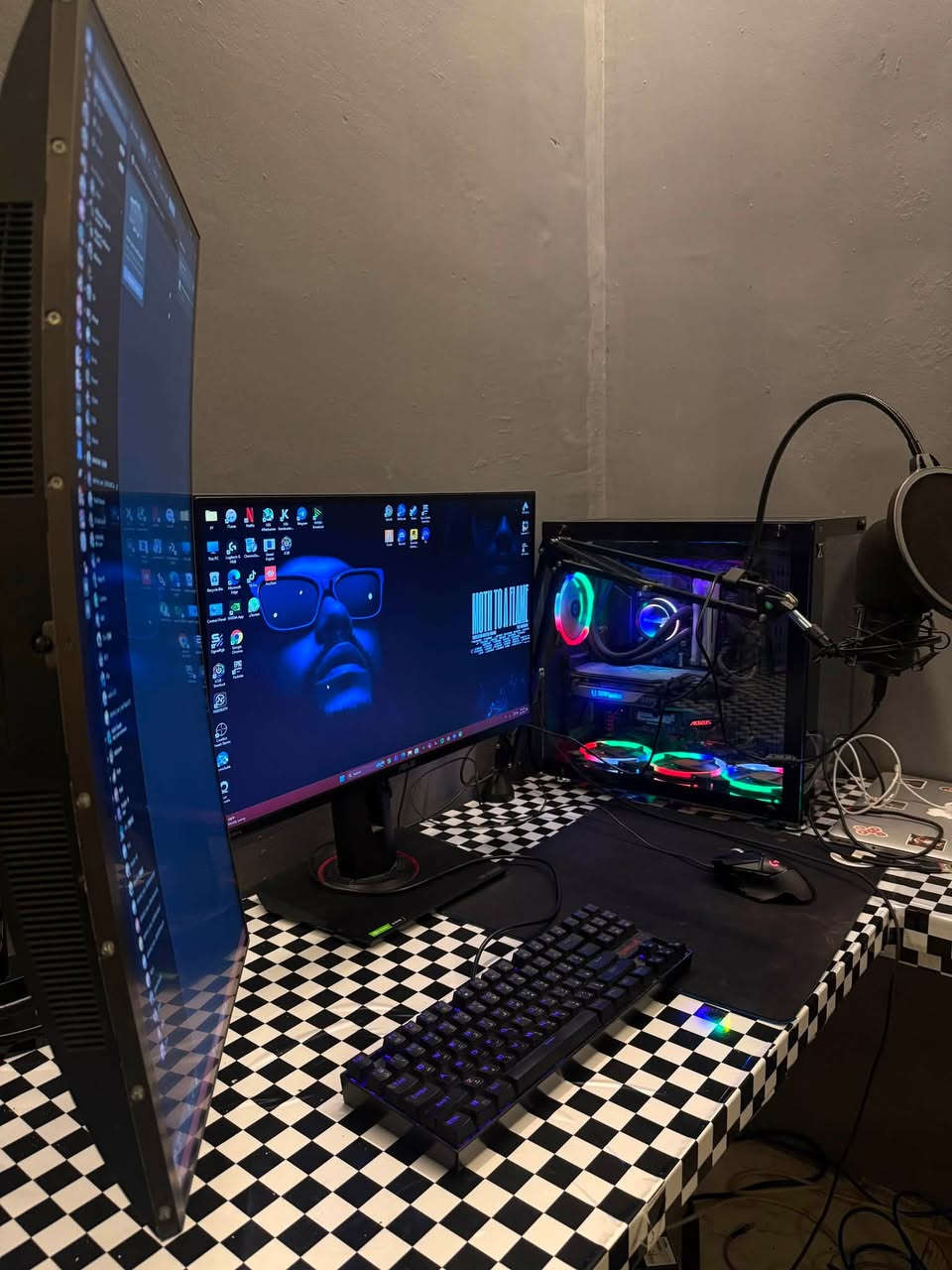 🚨 Setup احترافي متكامل للبيع 🚨

إذا تبحث عن جهاز قوي وجاهز بدون وجع رأس التجميع، فهذا هو الخيار.

💻 مواصفات الجهاز:
• RTX 4060 Ti نسخة سبايدر مان
• Intel Core i7-10700F
• RAM 16GB 3200MHz
• Gigabyte Z590 AORUS ELITE AX
Ssd 

🖥️ الملحقات:
• شاشة ASUS 280Hz
• شاشة Samsung Curved 180Hz
• كيبورد Redragon Mini
• ماوس Logitech G502
• مايكروفون
• ميز L

🔥 مناسب للألعاب التنافسية، البث المباشر، المونتاج، التصميم، والاستخدام الثقيل.

💰 السعر: 3 ملايين عراقي
✅ السعر يشمل الجهاز مع جميع الملحقات.

جاهز للاستخدام من أول يوم، وما يحتاج تشتري أي قطعة إضافية.

📩 للجادين فقط، التواصل خاص. البيع كامل
المكان بغداد - الشعب 
رقم تواصل
*********** 
متواجد واتساب وماسنجر

