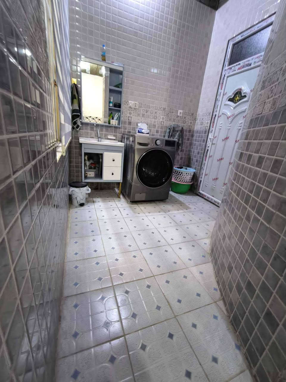 بيت للبيع في حي ملايين ثانيه قرب جامع العادل مساحه 140 متر غرفتين نوم وصاله واستقبال مطبخ وصحيات كامل بس يعوز لبخ خارجي وسقوف سند زراعي بستان ملم صرف وبي وصل بلديه سعر 63 بي مجال ***********
