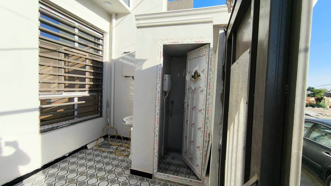 دار للبيع مساحة ١١٥ متر
🏠مواصفات الـدار 

 صالتين 
غرفة نوم عدد 3 
مطبخ 
استقبال 
صحيات داخليه وخارجيه

طـابو صرف بنـاء كونكريت 

بناء حديث غير مسكون جاهز تسليم مفتاح 

📍 عنوان الدار حي الفرات مقابل مدرسة المتميزات الجديده المدرسة الصينية 

للاستفسار اكثر خاص

او الاتصال ***********
