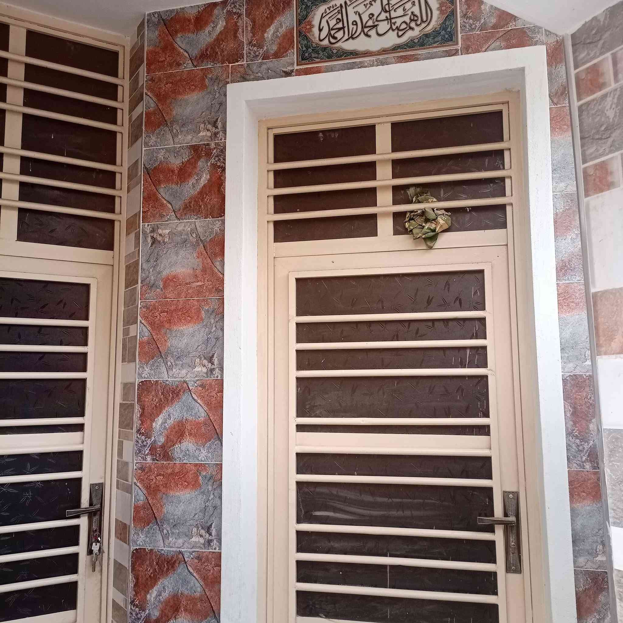 بيت 50متر ثلاث طوابق بصف الركن على شارع 12 طابو صرف الرستمية خلف مجمع الزهور ثلاث غرف نوم جاهز صحيات وكهربائيات (***********)
