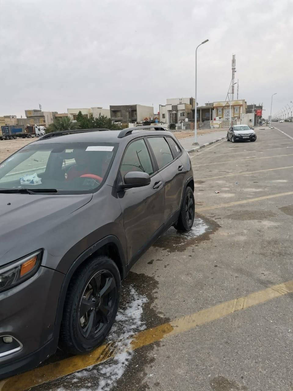 سلام عليكم...
سياره جيب بزون مديل 2019  مكينه 6 سلندر سياره جاهزه من كلشي كير مكينه جديده حداديه تخم تايرات تبريد كشنات كهربائيه صندوق كهربائي تشغيل عن بعد دفع رباعي فورويل مابيها اي نقص.. فقط البنيد والباب مال سايق مصبوغ جراد والصوار موجوده مال جراد... المكان البصره.
الاستفسار ***********
