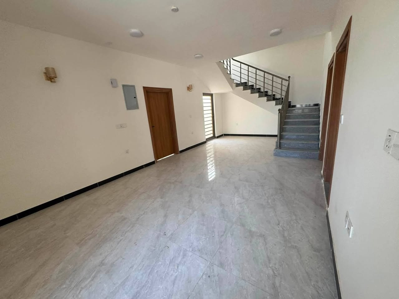 🏠 الدار في مجمع الاميرات 2 السكني  - قريب شارع السنتر 
الدار 300 متر | طابقين | 
السعر الكلي 235 مليون
واصل 81 مليون
تدفع دفعتين وراح ترفعه للمصرف 

بناء درجة أولى 
4 غرف نوم + صالة 2 + استقبال
مطبخ + مجمعات صحيه
كراج + 🌿 حديقة
📌 يـبـاع بسعر مناسب - المربع الخامس 

👇 تريد الصور والتفاصيل؟
اكتب (تم) بالتعليقات ويوصلك كل شي فورًا
📞 اتصال / واتساب***********
رابط الواتساب https://wa.me/message/AFLBDJBF3WQXH1

