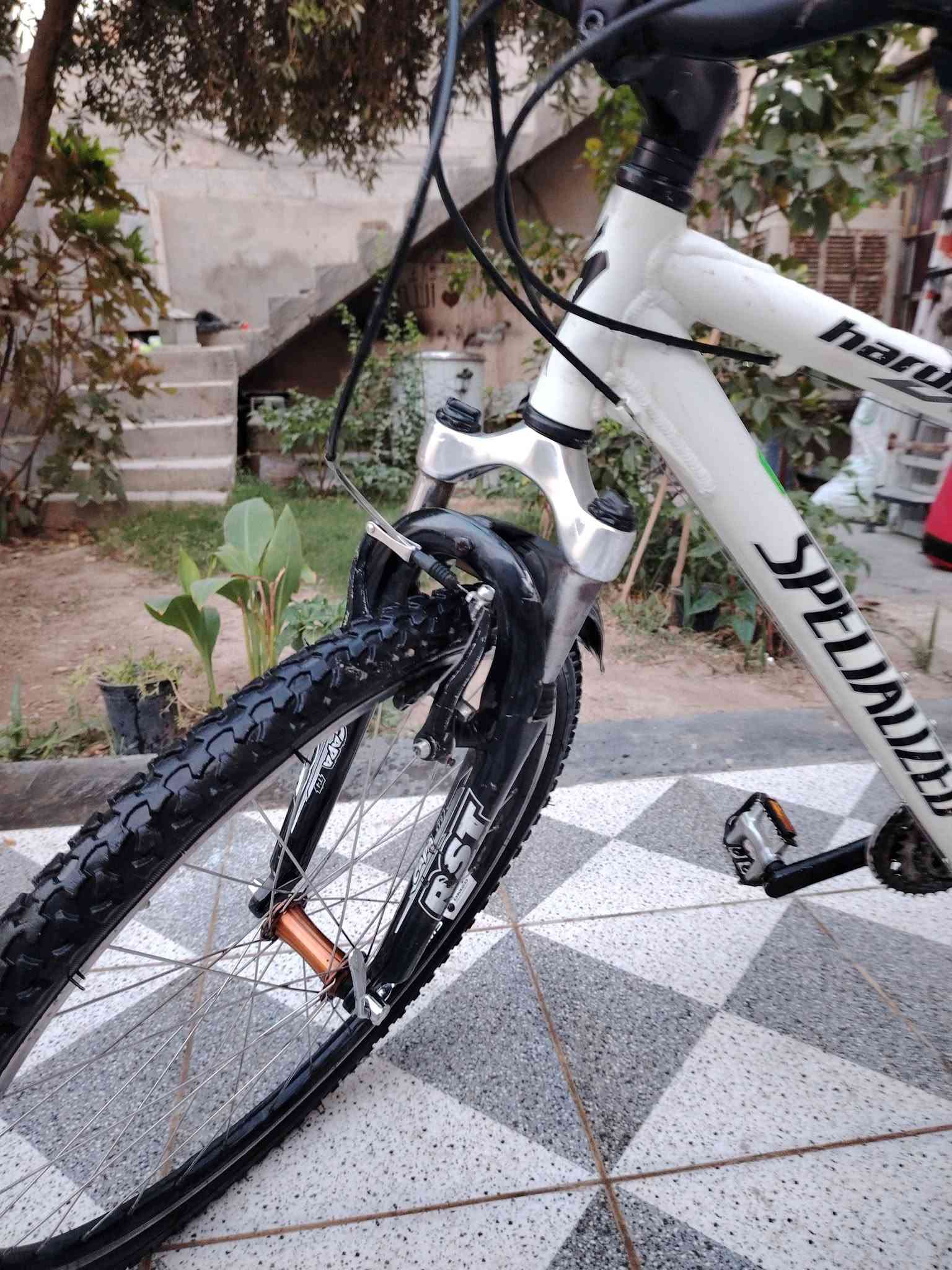 السلام عليكم
بايسكل للبيع

النوع: *SPECIALIZED Hardrock* اصلي امريكي
الحجم: 26 جبلي
المواصفات:
- شاصي المنيوم خفيف ونظيف لون ابيض
- دبلات امامية RST شغالات
- كير شيمانو 21 سرعة ( 3 امام 7 خلف ) 
- بريك V امامي خلفي
- تايرات جديدة دبل عريض مال جبلي
- كرسي طبي مريح + طينيات + ستاند

الحالة: نظيف كلش وشغال مابي اي نقص، بس اغسله وتطلع بيه

السعر: [200وبي مجال ] وبيه مجال بسيط

للتواصل: [رقمك]

--***********-
